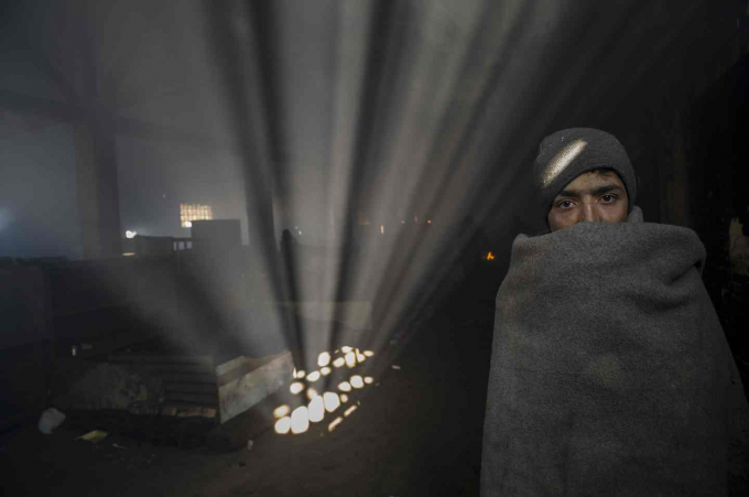 Một người tị nạn quấn trong chăn tại một nh&agrave; kho bỏ hoang ở Belgrade, Serbia khi nhiệt độ giảm xuống dưới -15&ordm;c. Trong tuần vừa qua, Li&ecirc;n Hiệp Quốc đ&atilde; k&ecirc;u gọi c&aacute;c ch&iacute;nh phủ hỗ trợ người tị nạn v&agrave; người di cư nhiều hơn v&igrave; họ đang đối mặt với nguy cơ tử vong v&igrave; thời tiết lạnh khắc nghiệt. (Ảnh: Getty Images)