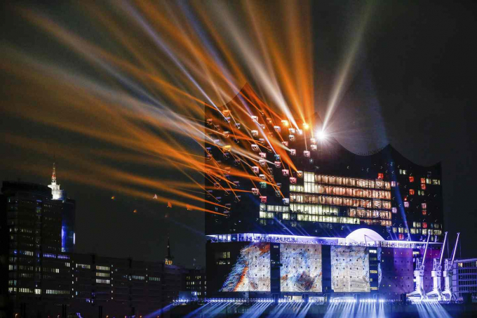 Một show tr&igrave;nh diễn &aacute;nh s&aacute;ng tại ph&ograve;ng h&ograve;a nhạc Elbphilharmonie trong đ&ecirc;m khai mạc tại th&agrave;nh phố Hamburg, Đức. (Ảnh: Markus Scholz / AP)