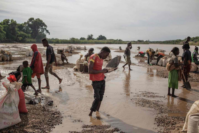 C&aacute;c lao động từ một mỏ sapphire ở Madagascar đang t&igrave;m đ&aacute; qu&yacute; lẫn trong đất b&ugrave;n của một d&ograve;ng s&ocirc;ng. Đ&aacute; sapphire lần đầu ti&ecirc;n được ph&aacute;t hiện ở Madagascar v&agrave;o cuối năm 1990. Từ đ&oacute; tới nay, h&ograve;n đảo tại Ấn Độ Dương trở th&agrave;nh một trong những nơi cung cấp v&agrave; sản xuất đ&aacute; qu&yacute; lớn nhất thế giới. (Ảnh: AFP)