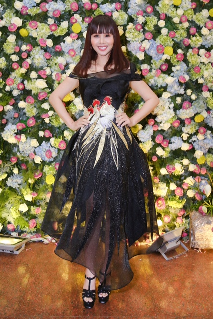 Với h&igrave;nh ảnh c&aacute;ch điệu những ch&uacute; g&agrave; v&agrave;ng sang trọng tr&ecirc;n nền vải đen đ&atilde; tạo n&ecirc;n sự tinh tế cho bộ trang phục n&agrave;y.