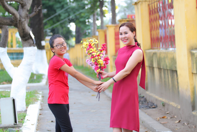 Mẹ con Ng&ocirc; Thị Kim Chi rạng rỡ trong ống k&iacute;nh.