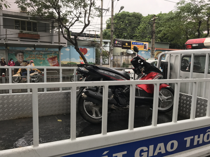 Chiếc xe m&aacute;y của nạn nh&acirc;n được CSGT đưa về cơ quan.