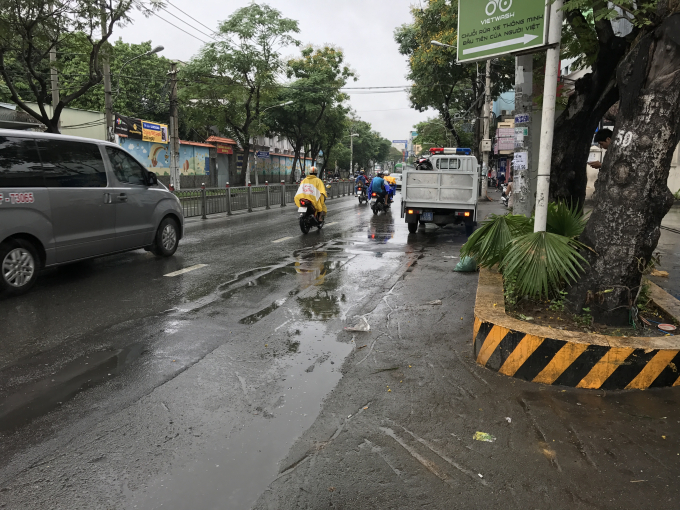 Đoạn đường xảy ra vụ việc vừa c&oacute; mưa n&ecirc;n rất trơn.