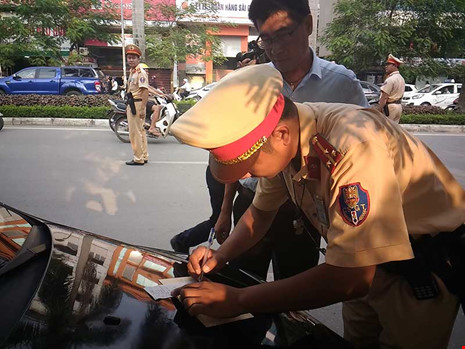 CSGT lập bi&ecirc;n bản một trường hợp vi phạm giao th&ocirc;ng. Ảnh: Tuyến Phan.