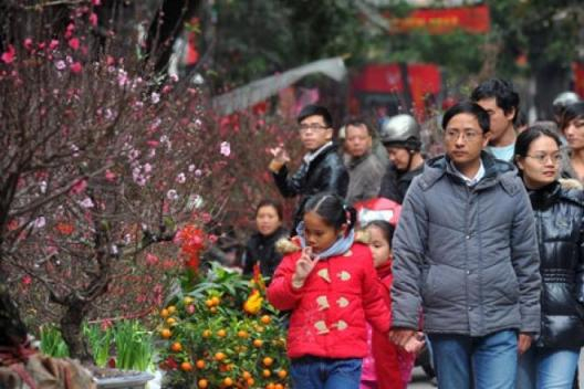 Thời tiết Tết Nguy&ecirc;n đ&aacute;n Đinh Dậu 2017 được dự b&aacute;o kh&aacute; thuận lợi cho người d&acirc;n du Xu&acirc;n. Ảnh: Người Lao Động.