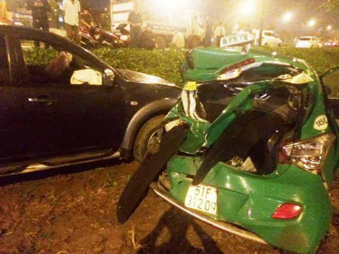 Chiếc xe taxi bị t&ocirc;ng dập n&aacute;t l&agrave;m 4 người bị thương nặng.