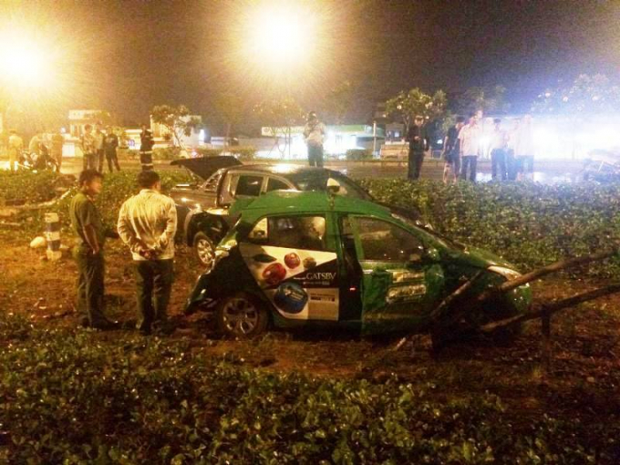 Cả hai phương tiện văng ra b&atilde;i đất trống sau va chạm.