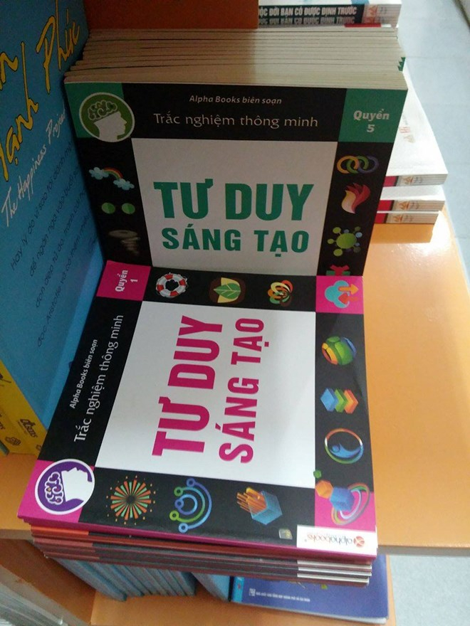 Bộ s&aacute;ch &ldquo;Trắc nghiệm th&ocirc;ng minh - Tư duy s&aacute;ng tạo&rdquo; của Alpha Books vẫn được b&agrave;y b&aacute;n ng&agrave;y ng&agrave;y tr&ecirc;n c&aacute;c kệ s&aacute;ch. Ảnh: B&aacute;o Ph&aacute;p Luật.