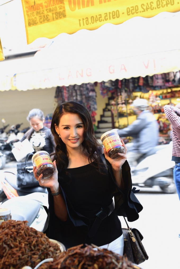 Sức h&uacute;t lớn nhất đối với chị l&agrave; một số m&oacute;n ăn truyền thống nổi tiếng tại chợ H&agrave;ng B&egrave;, trong đ&oacute; c&oacute; mắm t&eacute;p.