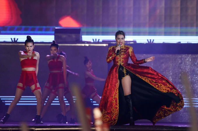 Ho&agrave;ng Th&ugrave;y Linh kh&eacute;p lại phần một của chương tr&igrave;nh với những bản hit như High (Bay cao), Just you (Chỉ m&igrave;nh anh).