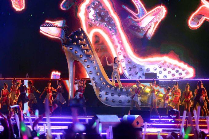 Đ&ocirc;ng Nhi mở đầu phần 2 tr&ecirc;n đ&ocirc;i gi&agrave;y cao tới 3m. C&ocirc; biểu diễn liền hai ca kh&uacute;c s&ocirc;i động l&agrave; Sức n&oacute;ng v&agrave; Qu&yacute; &ocirc;ng quyến rũ (Mr. Sexy) với sự hỗ trợ của Vũ đo&agrave;n v&agrave; Ho&agrave;ng Touliver.