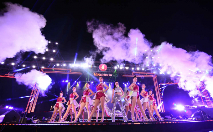 Đ&ocirc;ng Nhi g&acirc;y ấn tượng mạnh tới kh&aacute;n giả thủ đ&ocirc; với m&agrave;n biểu diễn hấp dẫn c&ugrave;ng vũ đạo đẹp mắt.