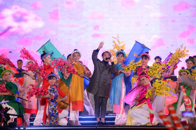 Sơn T&ugrave;ng M-TP xuất hiện đầy trong sự reo h&ograve;, ch&agrave;o đ&oacute;n của kh&aacute;n giả với ca kh&uacute;c đậm kh&ocirc;ng kh&iacute; Tết Một năm mới b&igrave;nh an.