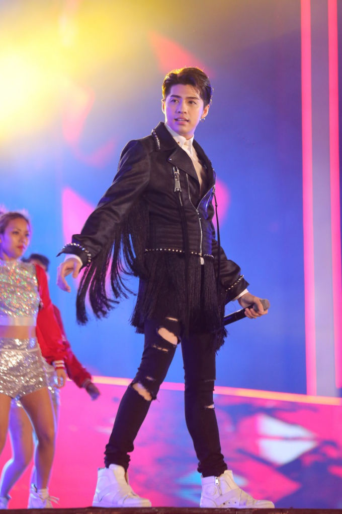 Noo Phước Thịnh cũng đem đến một bản mash up của T&igrave;nh y&ecirc;u m&agrave;u nắng v&agrave; Những ng&agrave;y xu&acirc;n rực rỡ. Sau đ&oacute;, anh trở lại h&igrave;nh ảnh s&ocirc;i động với ca kh&uacute;c Hold me tonight. Với lượng fan đ&ocirc;ng đảo, kh&ocirc;ng kh&oacute; để Noo khuấy động s&acirc;n khấu.