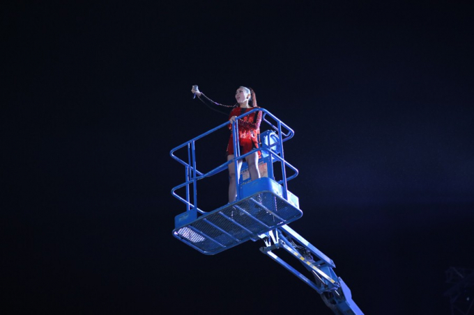 Thu Minh g&acirc;y ấn tượng mạnh khi xuất hiện tr&ecirc;n chiếc cần cẩu cao tới hơn 10m.&nbsp;