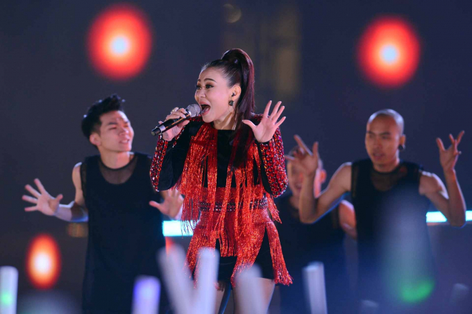 Thu Minh lại khiến người xem cho&aacute;ng v&aacute;ng với m&agrave;n 'bay tr&ecirc;n mọi người'. &ldquo;Nữ ho&agrave;ng nhạc dance&rdquo; đem đến chương tr&igrave;nh những bản hit sối động như Bay, Xinh &amp;amp;amp; Just Love l&agrave;m b&ugrave;ng nổ S&acirc;n vận động Mỹ Đ&igrave;nh.&nbsp;