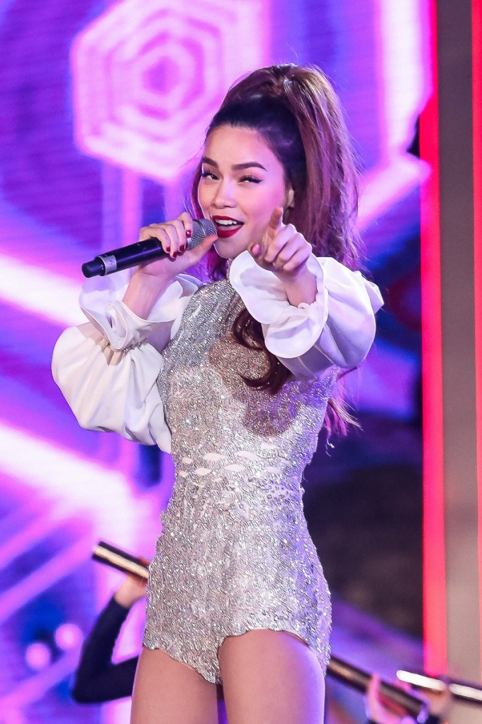 Ngọc H&agrave; xuất hiện cuối chương tr&igrave;nh v&agrave; c&oacute; sự kết hợp đầy mới mẻ c&ugrave;ng Suboi trong ca kh&uacute;c Girl&rsquo;s night. C&ocirc; thể hiện li&ecirc;n tiếp c&aacute;c ca kh&uacute;c về t&igrave;nh y&ecirc;u như Keep me in love, What is the love v&agrave; Destiny đồng thời khiến kh&aacute;n giả m&atilde;n nh&atilde;n với m&agrave;n vũ đạo bốc lửa.