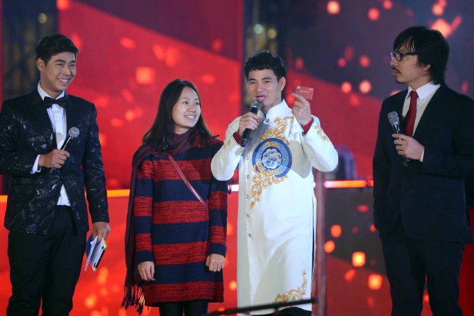 MC Xu&acirc;n Bắc v&agrave; &ldquo;Gi&aacute;o sư&rdquo; C&ugrave; Trọng Xoay với đối đ&aacute;p ứng biến th&ocirc;ng minh, li&ecirc;n tiếp đem đến cho kh&aacute;n giả những tr&agrave;ng cười thoải m&aacute;i v&agrave; l&agrave;m n&oacute;ng bầu kh&ocirc;ng kh&iacute; lạnh 15 độ C của H&agrave; Nội.