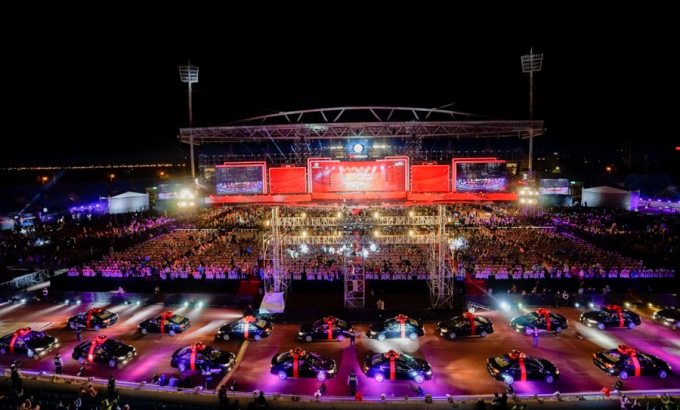 M&agrave;n &ldquo;ch&agrave;o s&acirc;n&rdquo; ấn tượng khi d&agrave;n 50 chiếc Camry tiến v&agrave;o s&acirc;n khấu trong sự phấn kh&iacute;ch của gần 30 ng&agrave;n kh&aacute;n giả tr&ecirc;n s&acirc;n Mỹ Đ&igrave;nh. B&agrave;i to&aacute;n đưa 50 &ldquo;đạo cụ bốn b&aacute;nh&rdquo; nặng cả tấn l&ecirc;n s&acirc;n khấu đ&atilde; được đạo diễn Việt T&uacute; xử l&yacute; rất tốt