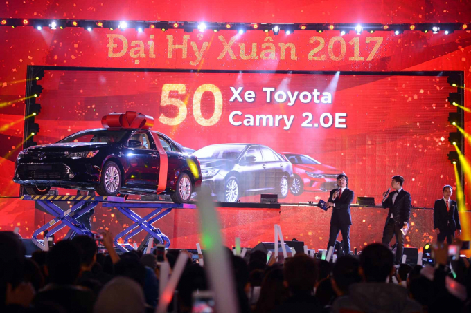 MC Xu&acirc;n Bắc v&agrave; C&ugrave; Trọng Xoay cũng gi&uacute;p lần lượt t&igrave;m ra những chủ nh&acirc;n của hệ thống giải thưởng l&ecirc;n đến 100 tỷ đồng. Sự kiện &ldquo;Đại hỷ Xu&acirc;n 2017&rdquo; l&agrave; sự kiện tri &acirc;n kh&aacute;ch h&agrave;ng đặc biệt của Tập đo&agrave;n Vingroup d&agrave;nh cho c&aacute;c chủ thẻ VinID &ndash; thẻ kh&aacute;ch h&agrave;ng th&acirc;n thiết. C&oacute; tới 21.050 giải thưởng với 50 xe Camry 2.0E, 1.000 điện thoại Iphone 7 v&agrave; 20.000 giải thưởng trị gi&aacute; một triệu đồng.&nbsp;