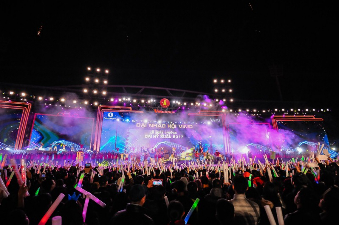 Đại nhạc hội kh&eacute;p lại th&agrave;nh c&ocirc;ng với ca kh&uacute;c Tết tết tết qua sự trở lại của c&aacute;c ca sĩ v&agrave; m&agrave;n bắn ph&aacute;o hoa ho&agrave;nh tr&aacute;ng. Sự kiện của Vingroup một lần nữa khẳng định vị thế v&agrave; tầm v&oacute;c của một thương hiệu Việt h&agrave;ng đầu cũng như c&aacute;ch tri &acirc;n kh&aacute;ch h&agrave;ng th&acirc;n thiết một c&aacute;ch vượt trội chưa từng c&oacute;.
