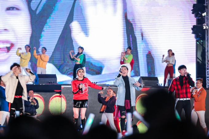 Chương tr&igrave;nh được mở m&agrave;n đầy s&ocirc;i động với ca kh&uacute;c &ldquo;Happy&rdquo; do nh&oacute;m Monstar v&agrave; Văn Mai Hương thể hiện. Tiết mục c&ograve;n c&oacute; sự kết hợp với h&agrave;ng trăm vũ c&ocirc;ng khiến s&acirc;n khấu c&oacute; chiều d&agrave;i hơn 100m trở n&ecirc;n đầy s&ocirc;i động v&agrave; nhiều m&agrave;u sắc.