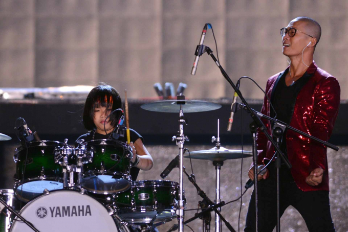 Kh&ocirc;ng kh&iacute; tiếp tục được đốt ch&aacute;y với ca kh&uacute;c rock &ldquo;Ch&agrave;o ng&agrave;y mới&rdquo; của nh&oacute;m MTV. Thần đồng trống Trọng Nh&acirc;n cũng tham gia đầy m&aacute;u lửa khiến nhiều người cảm thấy th&iacute;ch th&uacute;.