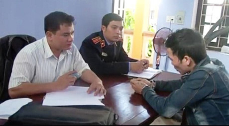 C&ocirc;ng an đang lấy lời khai của đối tượng.