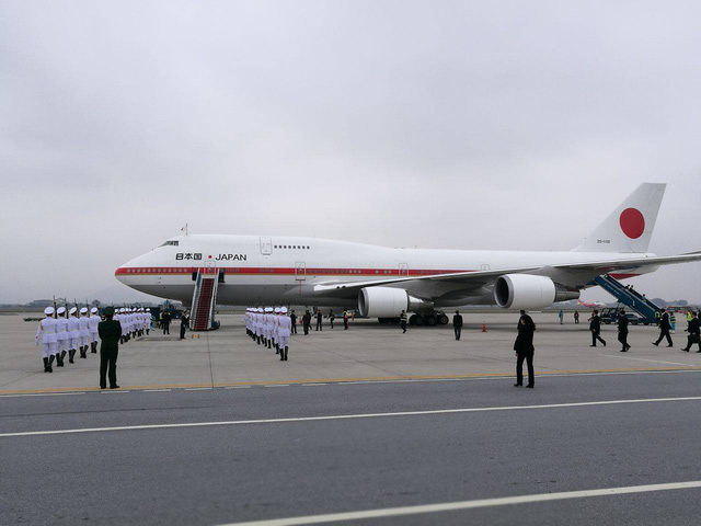 Chuy&ecirc;n cơ chở Thủ tướng Nhật Bản Shinzo Abe hạ c&aacute;nh xuống S&acirc;n bay Quốc tế Nội B&agrave;i l&uacute;c 13h15 h&ocirc;m nay, 16/1.