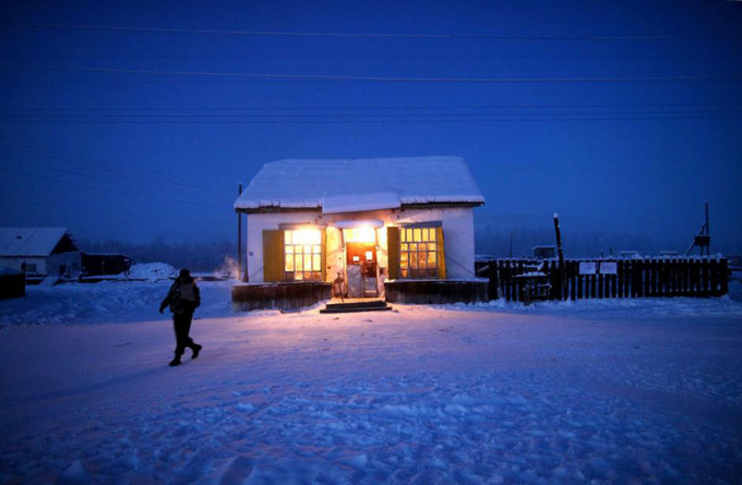 Cửa h&agrave;ng tạp h&oacute;a duy nhất tại Oymyakon, cung cấp cho d&acirc;n l&agrave;ng những nhu yếu phẩm cần thiết. (Ảnh: Boredpanda)