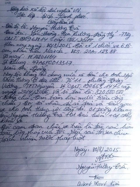 Giấy b&aacute;n xe c&oacute; chữ k&yacute; của cả 2 vợ chồng chị Tr&agrave;.