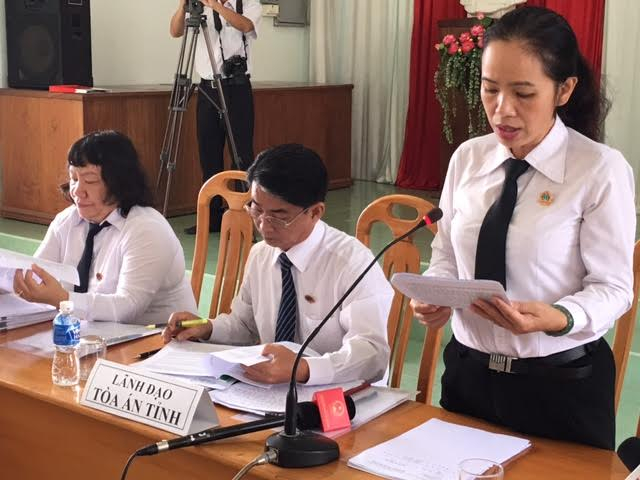 Đại diện TAND tỉnh B&igrave;nh Thuận tại buổi họp b&aacute;o.