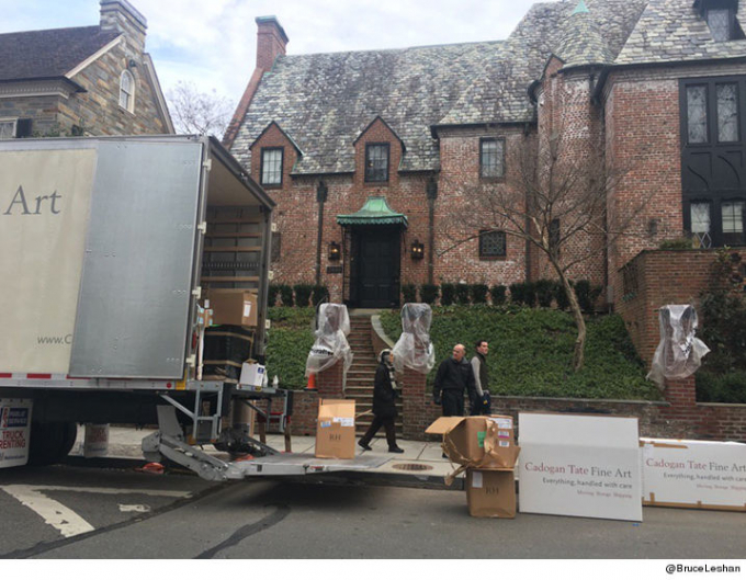 Chiều thứ 2 (16/1), nhiều chiếc xe tải chở đồ đ&atilde; xuất hiện b&ecirc;n ngo&agrave;i căn nh&agrave; mới của gia đ&igrave;nh Obama tại khu Kalorama. (Ảnh: Daily Mail)