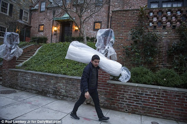 N&oacute; được thu&ecirc; lại từ Joe Lockhart - người ph&aacute;t ng&ocirc;n Nh&agrave; Trắng dưới thời Tổng thống Bill Clinton. (Ảnh: Daily Mail)