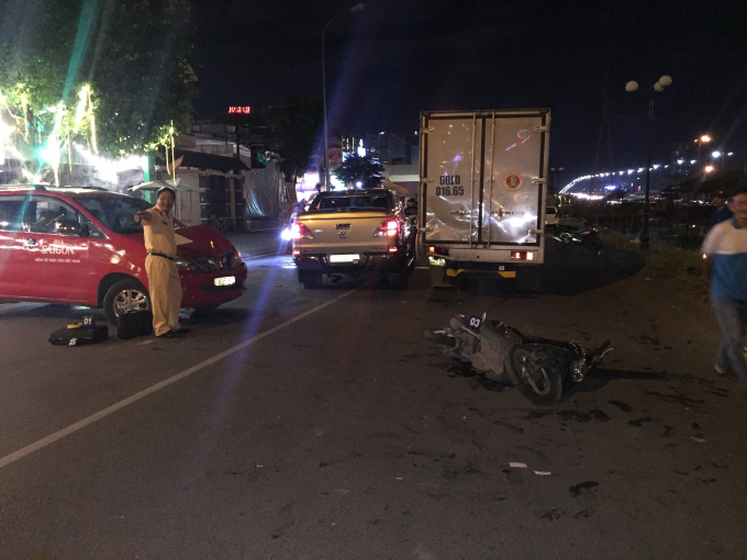 Hiện trường ngổn ngang sau vụ tai nạn li&ecirc;n ho&agrave;n.