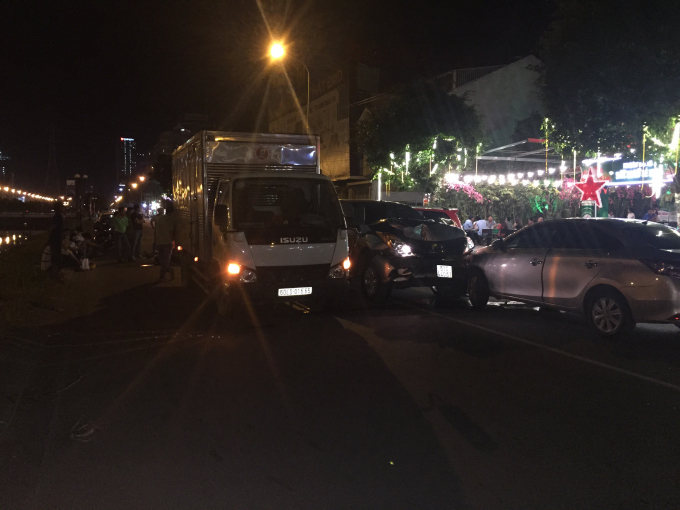 Chiếc &ocirc; t&ocirc; b&aacute;n tải t&ocirc;ng li&ecirc;n ho&agrave;n 4 phương tiện kh&aacute;c.