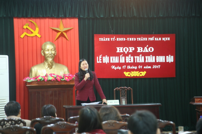 B&agrave; Phạm Thị Oanh, Ph&oacute; chủ tịch UBND TP Nam Định, Trưởng BTC lễ hội đền Trần năm 2017 ph&aacute;t biểu tại buổi họp b&aacute;o.