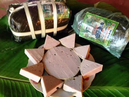 Gi&ograve;, chả ngon c&oacute; m&ugrave;i thịt thơm, mặt gi&ograve;, chả c&oacute; những lỗ kh&iacute;. Ảnh: Phan Anh