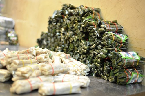 Gi&ograve; chả ngon khi thưởng thức miếng gi&ograve;, cảm gi&aacute;c vị ngon ngọt, ngầy ngậy của thịt h&ograve;a trong vị đậm đ&agrave; vừa phải của nước mắm, m&ugrave;i thơm của l&aacute; chuối &hellip;tất cả tạo n&ecirc;n n&eacute;t hấp dẫn ri&ecirc;ng. Ảnh: Phan Anh