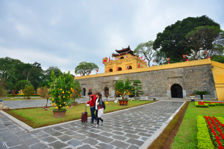 Ho&agrave;ng th&agrave;nh Thăng Long l&agrave; quần thể di t&iacute;ch gắn với lịch sử kinh th&agrave;nh Thăng Long - Đ&ocirc;ng Kinh, H&agrave; Nội bắt đầu từ thời k&igrave; tiền Thăng Long (An Nam đ&ocirc; hộ phủ thế kỷ VII) qua thời Đinh - Tiền L&ecirc;, ph&aacute;t triển mạnh dưới thời L&yacute;, Trần, L&ecirc; v&agrave; th&agrave;nh H&agrave; Nội dưới triều Nguyễn.