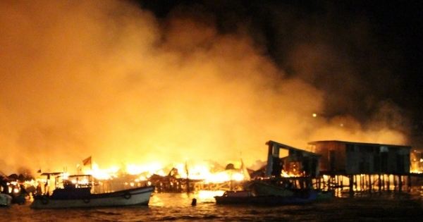 Trắng đêm khống chế đám cháy cực lớn ở Nha Trang