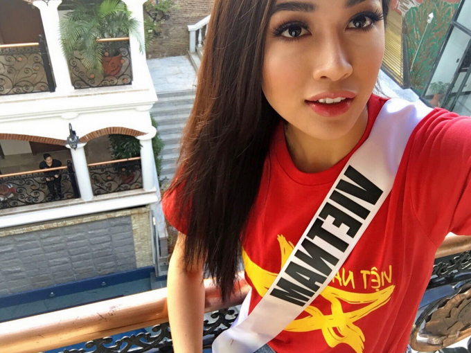 Người đẹp mặc một chiếc &aacute;o thun m&agrave;u đỏ sao v&agrave;ng c&ugrave;ng d&ograve;ng chữ