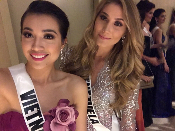 C&ocirc; rất tự tin trao đổi cũng c&aacute;c quan kh&aacute;ch c&oacute; mặt tại sự kiện bằng tiếng Anh kh&aacute; troi chảy.&nbsp;