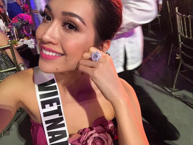Lệ Hằng khoe vai trần quyến rũ trong đ&ecirc;m tiệc ch&agrave;o mừng của Miss Universe