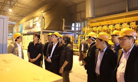 Bộ trưởng Chu Ngọc Anh b&ecirc;n m&aacute;y ph&aacute;t điện.