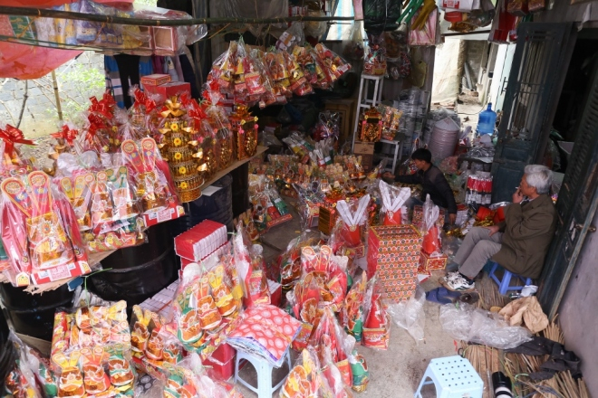 Dịp Tết năm nay, cơ sở sản xuất h&agrave;ng m&atilde; của anh Trần Văn Hải (Chương Mỹ, H&agrave; Nội) đ&atilde; cho ra l&ograve; h&agrave;ng ngh&igrave;n sản phẩm c&aacute;c loại, trong đ&oacute; ri&ecirc;ng đồ c&uacute;ng &ocirc;ng C&ocirc;ng &ocirc;ng T&aacute;o khoảng gần 3.000 bộ.