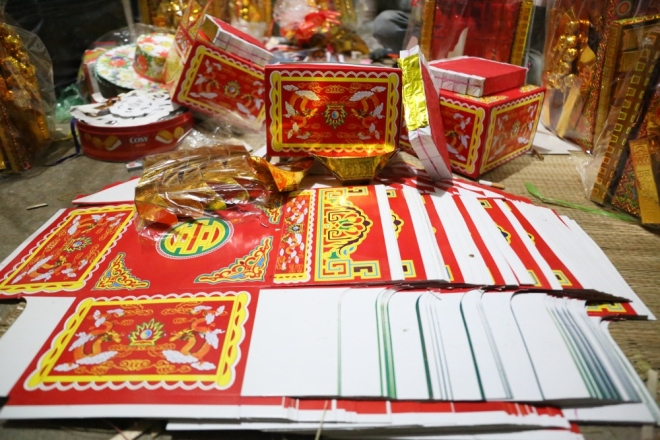 Để c&oacute; một bộ đồ &ocirc;ng C&ocirc;ng &ocirc;ng T&aacute;o ho&agrave;n chỉnh, gia chủ phải nhập nguy&ecirc;n liệu từ Sơn T&acirc;y về v&agrave; tự tay cắt gh&eacute;p. Trước đ&acirc;y thợ phải vẽ m&agrave;u thủ c&ocirc;ng, song hiện đều được được in bằng b&igrave;a carton cứng.