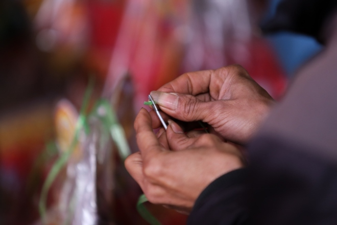 Nhờ &aacute;p dụng m&aacute;y in, hiện chỉ c&ograve;n rất &iacute;t c&ocirc;ng đoạn người thợ phải trực tiếp l&agrave;m bằng tay như d&aacute;n, kh&acirc;u...