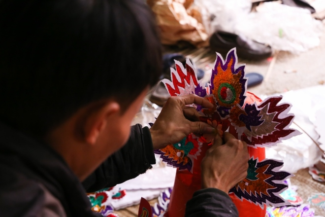 Sau khi cắt gh&eacute;p c&aacute;c h&igrave;nh khối, anh Hải d&ugrave;ng keo d&iacute;nh để cố định sản phẩm.