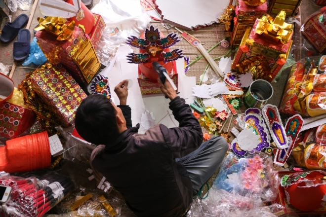 Mỗi ng&agrave;y anh Hải l&agrave;m được tr&ecirc;n 100 sản phẩm h&agrave;ng m&atilde;. &nbsp;